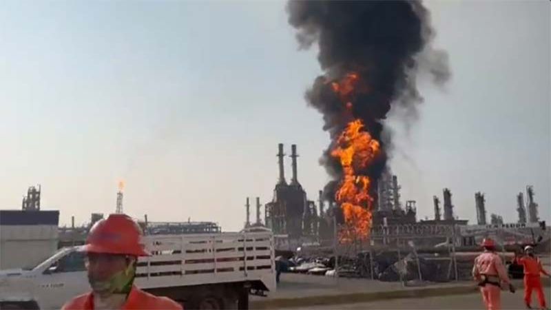 Una fuerte explosi&oacute;n sacude a una refiner&iacute;a al sur de M&eacute;xico