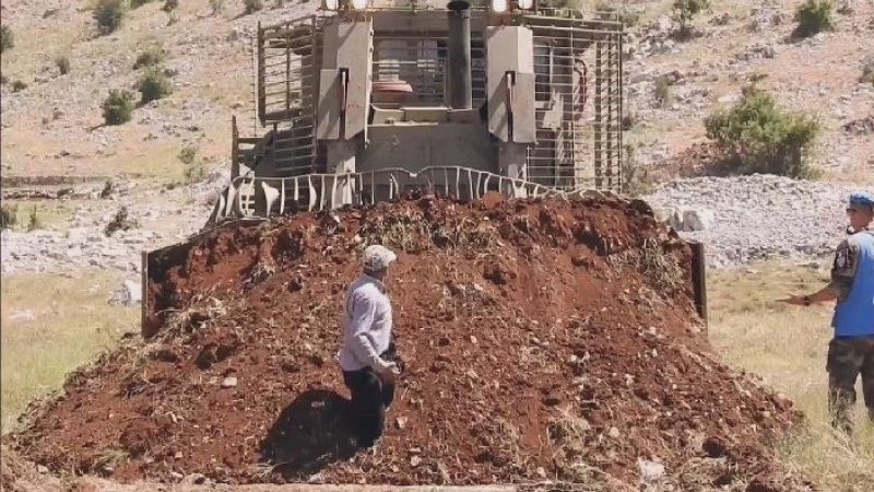 Un ciudadano libanés se enfrenta al enemigo sionista con su cuerpo