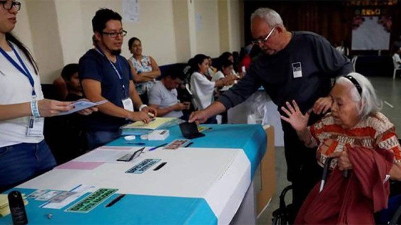 Cierran los colegios electorales en Guatemala y empieza el recuento de votos