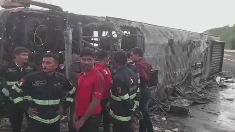 Al menos 25 muertos al incendiarse un autob&uacute;s en el oeste de la India