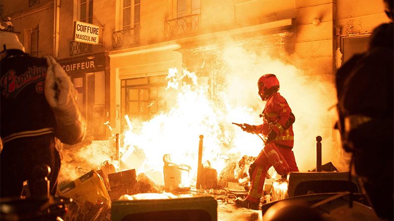 Muere un bombero que extingu&iacute;a un incendio provocado por los disturbios en Francia