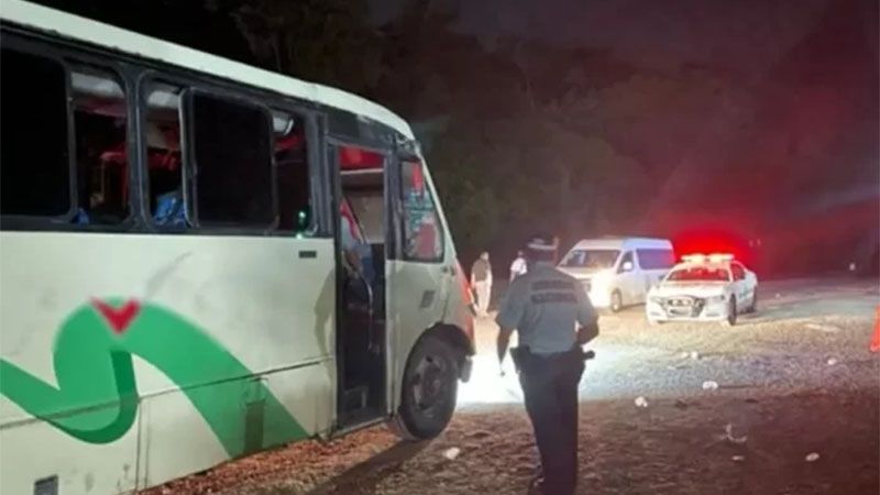 Agentes mexicanos hallan a 116 migrantes hacinados en autob&uacute;s en estado de Sonora