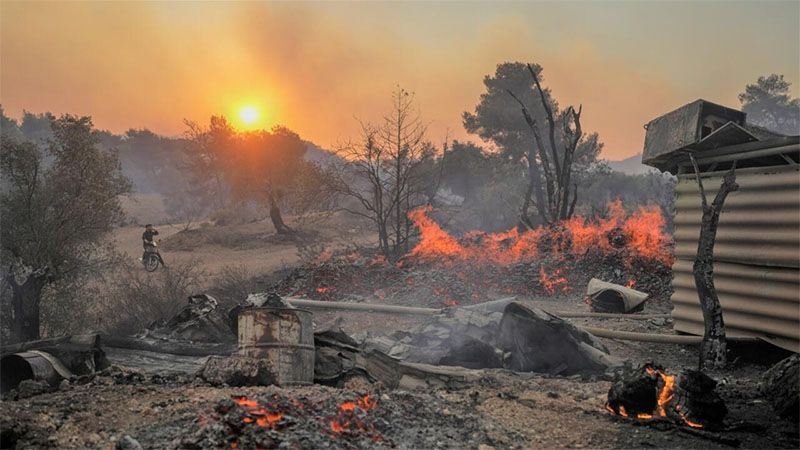 Los grandes incendios obligan a evacuar miles de personas en Grecia