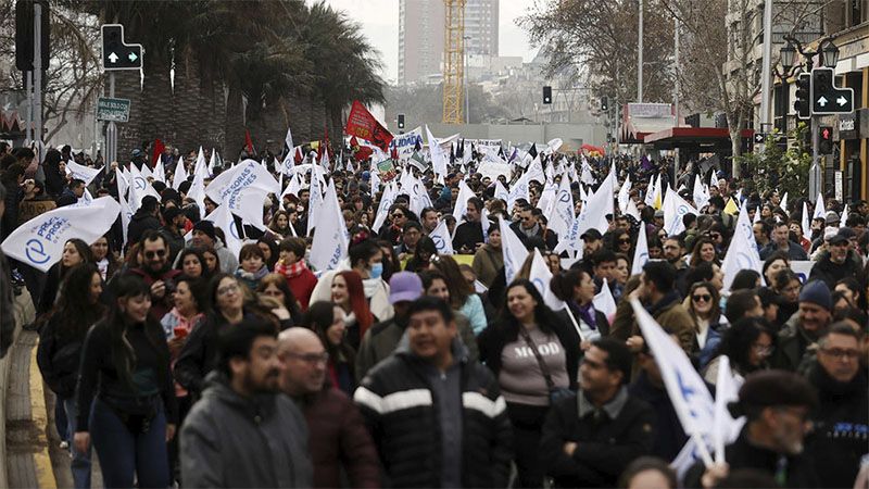 Profesores se manifiestan en Chile por mejoras laborales y dan ultim&aacute;tum al Gobierno