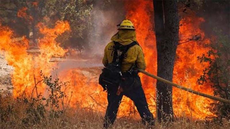 Mueren tres personas por colisionar dos helic&oacute;pteros durante las labores de extinci&oacute;n de un incendio en EEUU