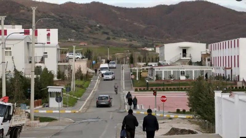 La Polic&iacute;a albanesa toma el control de un campo que aloja a miembros del grupo Muyahid&iacute;n Jalq