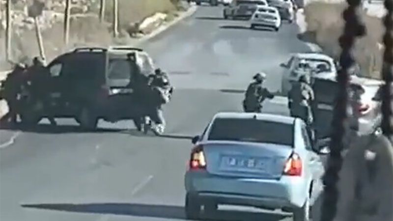 Soldados israel&iacute;es acribillan a tiros a tres palestinos en su auto