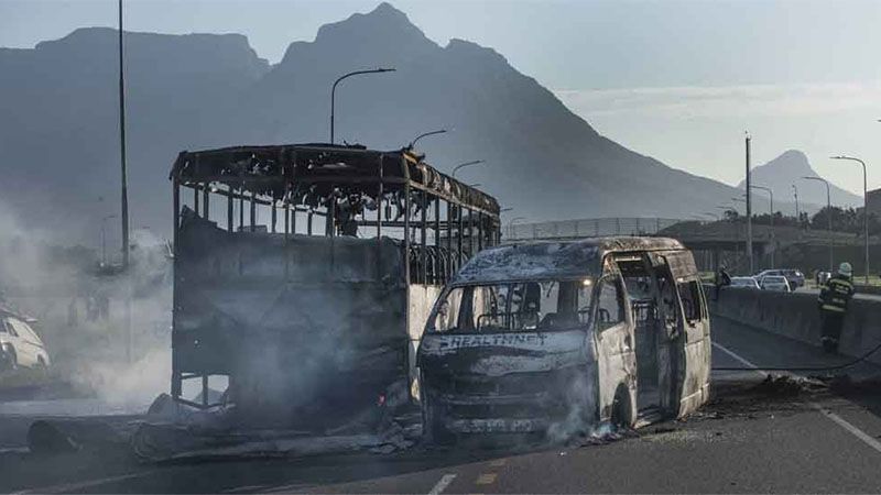 Cinco muertos en una serie de disturbios durante una huelga de taxistas en Sud&aacute;frica