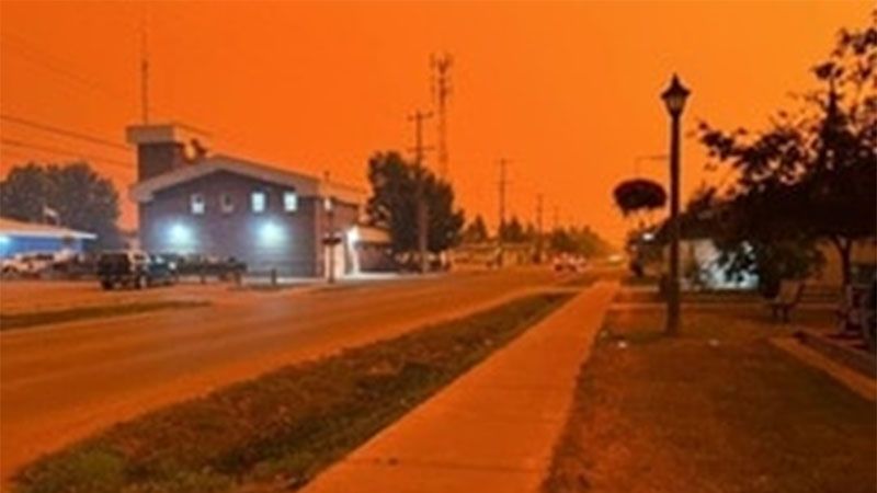 El cielo de Canad&aacute; se ti&ntilde;e de color rojo por los incendios