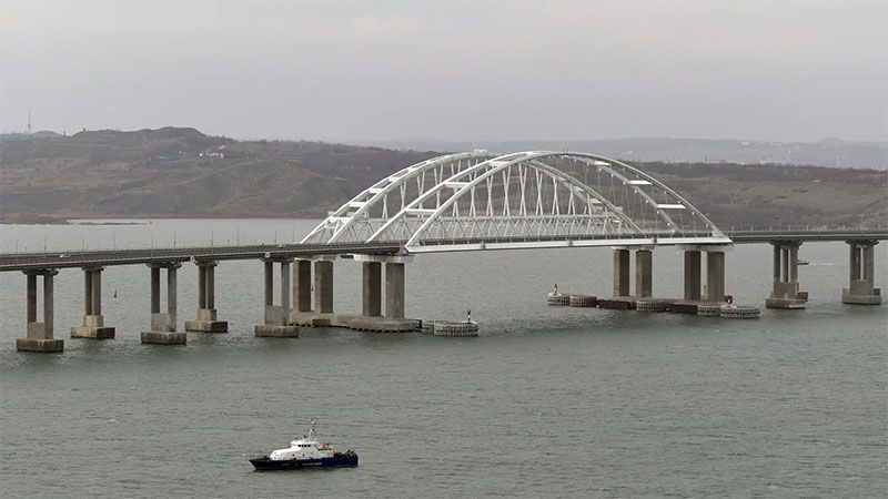 Rusia destruye tres drones mar&iacute;timos ucranianos lanzados contra el puente de Crimea