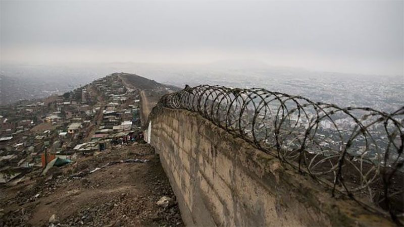 Derriban el &ldquo;muro de verg&uuml;enza&rdquo; que separa a los ricos de los pobres en Lima