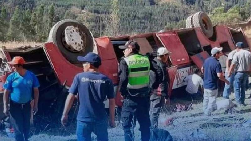Mueren 24 personas por la caída de un autobús a un abismo en Perú