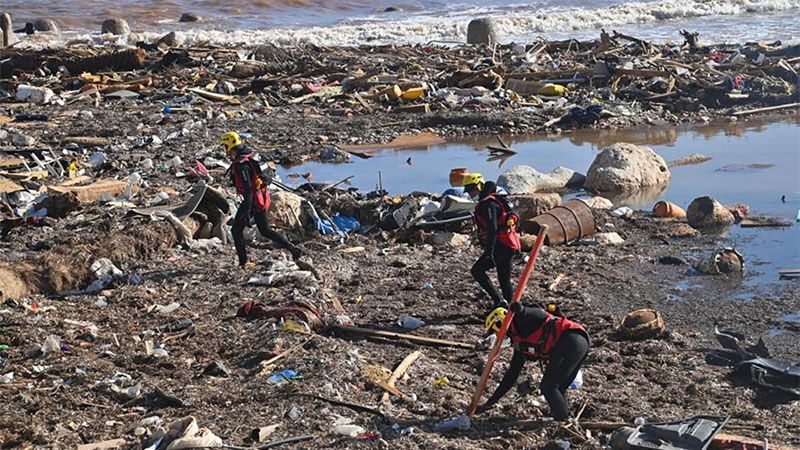 Un equipo de rescate encuentra cientos de cad&aacute;veres en una playa de Derna