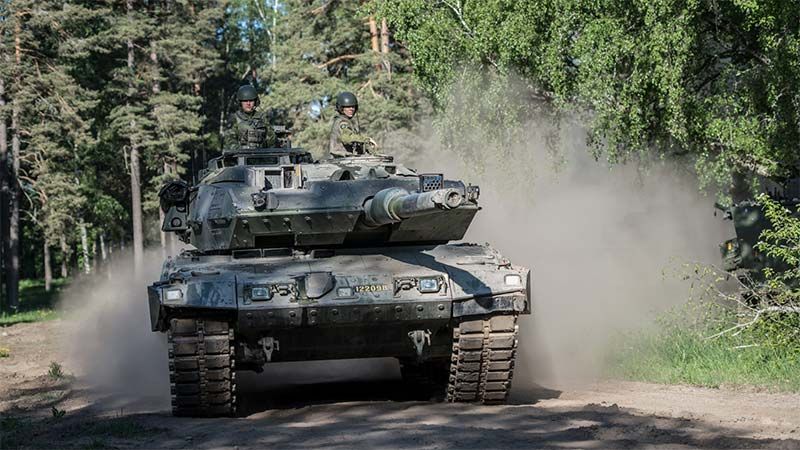 Suecia entrega a Ucrania diez tanques Stridsvagn 122