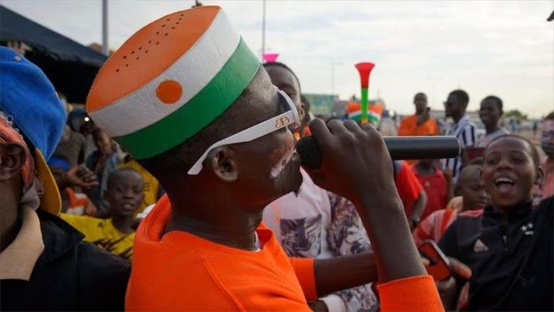 Los nigerinos celebraron con alegr&iacute;a y m&uacute;sica la salida del embajador franc&eacute;s