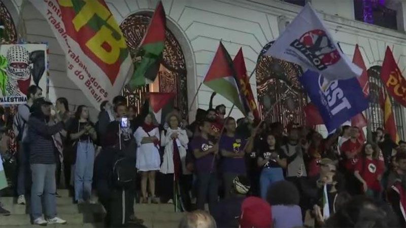 Queman bandera de la entidad sionista en Brasil en protesta por cr&iacute;menes en Gaza