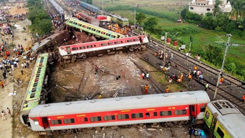 Mueren 14 personas por la colisi&oacute;n de dos trenes de pasajeros en la India