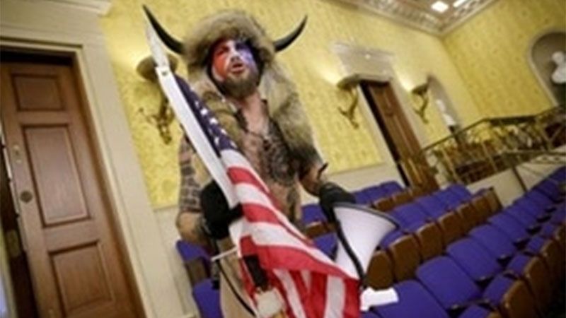 El &ldquo;cham&aacute;n QAnon&rdquo;, &iacute;cono de invasi&oacute;n del Capitolio, se postula al Congreso de EEUU