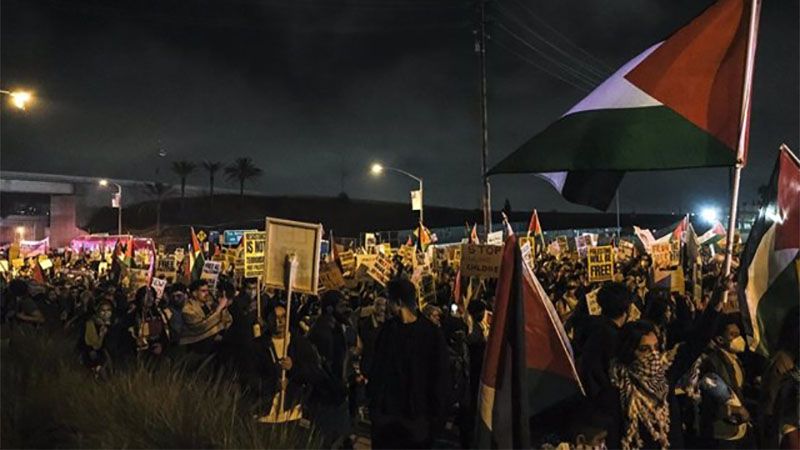 Manifestantes bloquean el tr&aacute;fico cerca del aeropuerto de Los &Aacute;ngeles para exigir un alto el fuego en Gaza