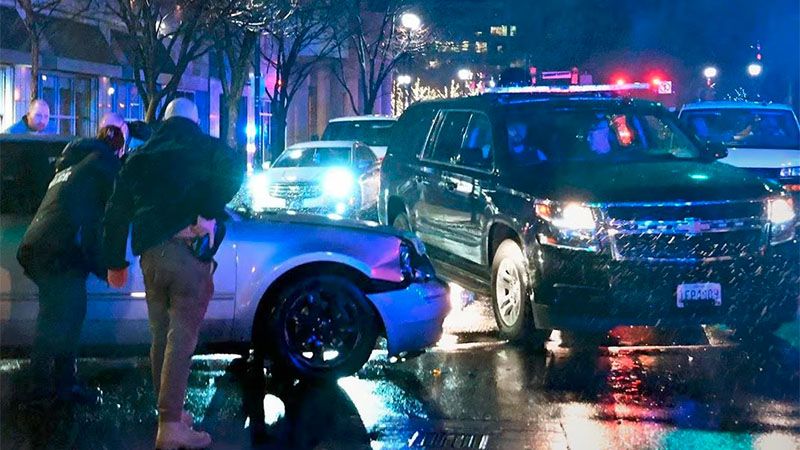 Un auto se estrella contra un veh&iacute;culo estacionado de la caravana de Biden