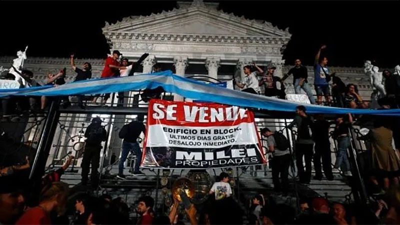 Segunda noche consecutiva de protestas en Argentina contra las medidas econ&oacute;micas de Milei