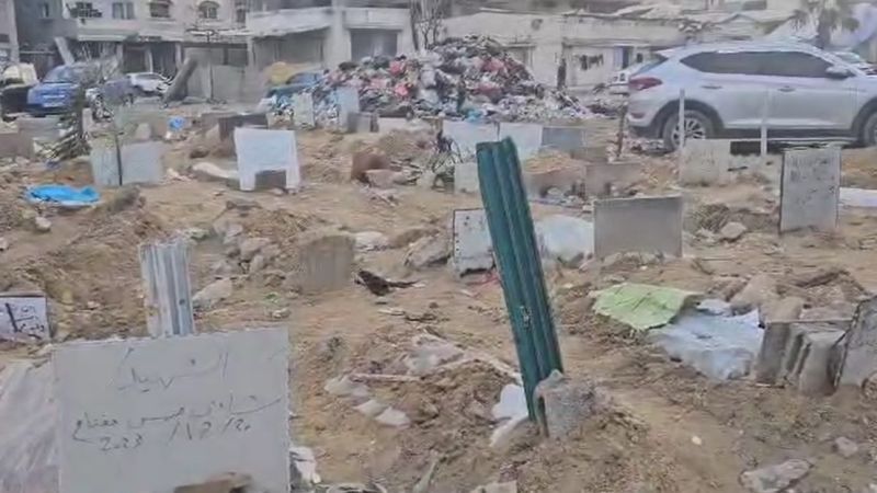 El patio del hospital m&aacute;s grande de Gaza, Al Shifa, se ha convertido en un cementerio