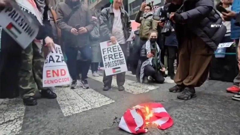 Queman en Nueva York la bandera de EEUU y gritan a Biden genocida