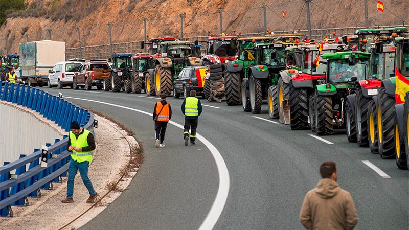 La revoluci&oacute;n de los agricultores llega a Espa&ntilde;a, los tractores colapsan las carreteras