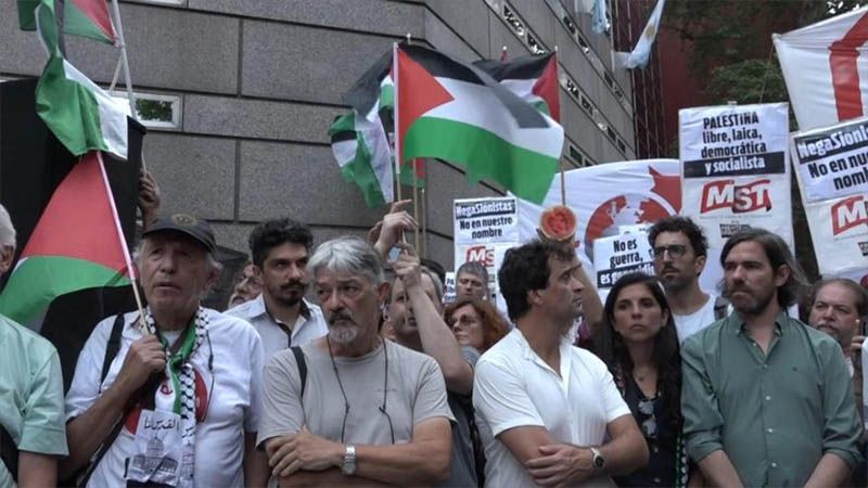 Argentinos protestan contra la visita de Milei a la entidad sionista: “No en mi nombre”