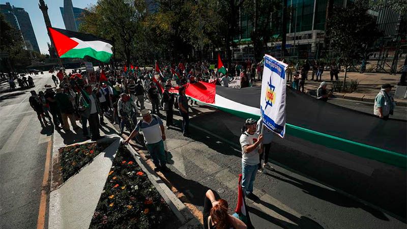 Activistas marchan en favor de Palestina frente a la Embajada de EEUU en M&eacute;xico