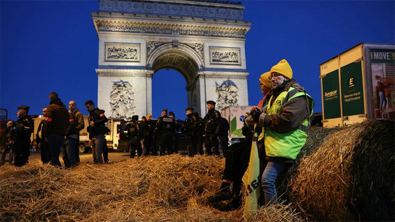 Agricultores franceses protestan junto al Arco del Triunfo de Par&iacute;s
