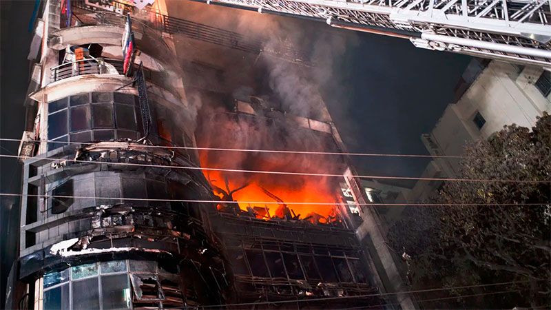 Un incendio de un edificio de siete plantas deja 44 muertos en la capital de Banglad&eacute;s