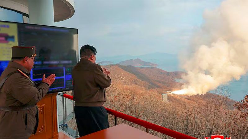 Kim Jong-un supervisa el test de un motor para un misil hipersónico