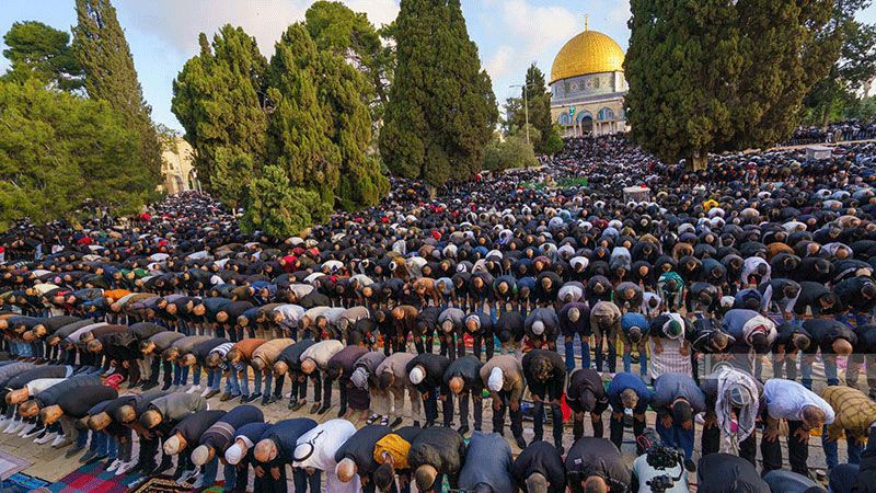 Miles de palestinos celebran oraciones de Eid al-Fitr en Al-Aqsa