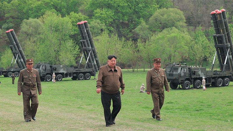 Kim supervisa las pruebas de un lanzacohetes m&uacute;ltiple en Corea del Norte