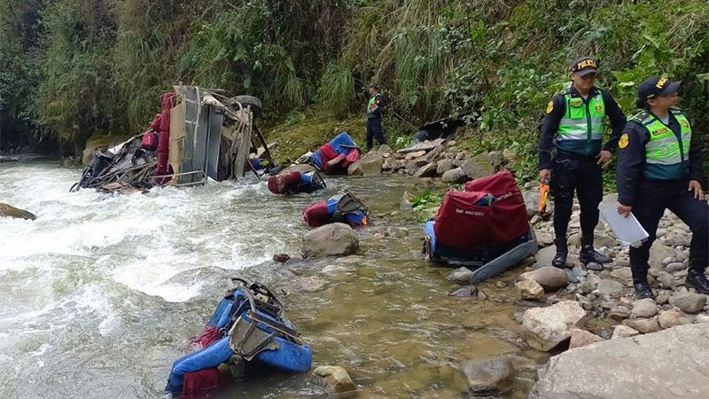 La ca&iacute;da de un autob&uacute;s a un abismo en el norte de Per&uacute; deja 25 muertos y 13 heridos