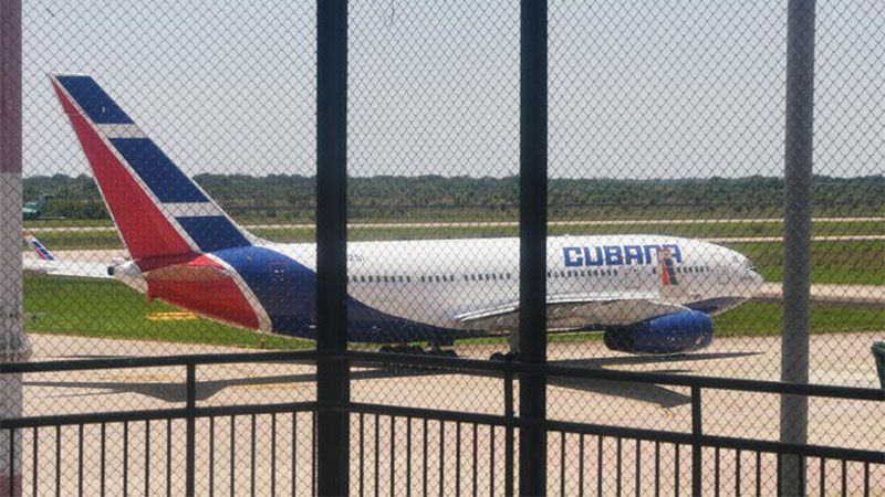 Cuba suspende los vuelos de su aerol&iacute;nea estatal a Argentina