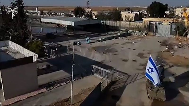 El ej&eacute;rcito de ocupaci&oacute;n iza la bandera israel&iacute; en el paso fronterizo de Rafah tras asalto nocturno