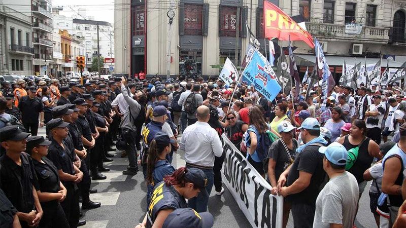 Marchas en Argentina reclaman alimentos para comedores populares