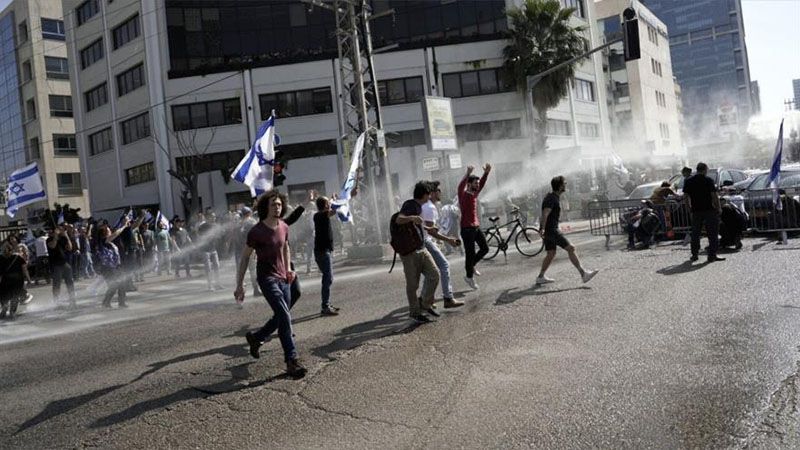 Familias de prisioneros israel&iacute;es se enfrentan con polic&iacute;as en Tel Aviv