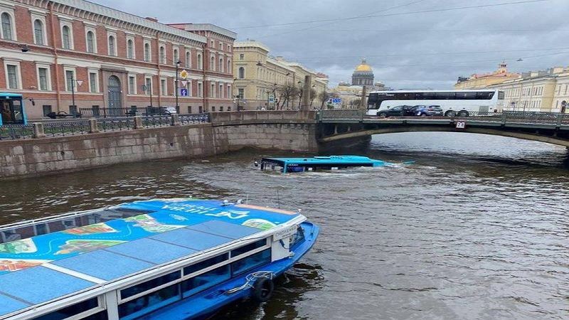 M&aacute;s de tres muertos por la ca&iacute;da de un autob&uacute;s de un puente al rio Moika en San Petersburgo