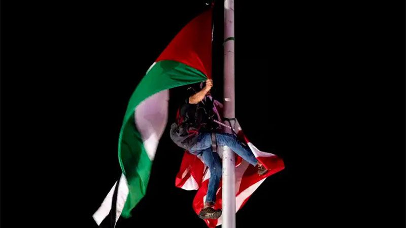 En la Universidad de Puerto Rico izan la bandera de Palestina tras retirar la de EEUU