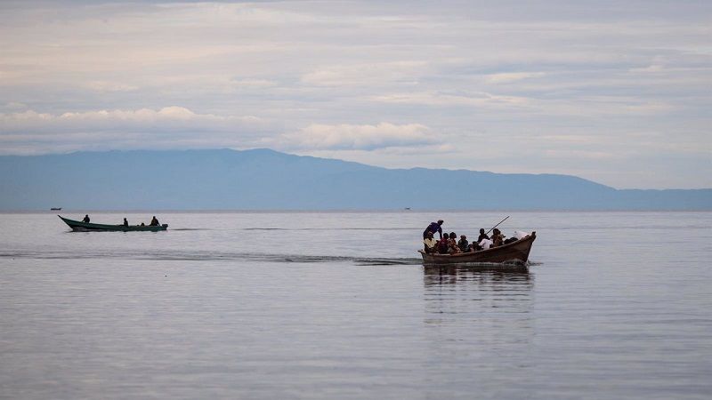 Mueren 20 personas tras hundirse una embarcaci&oacute;n en el lago Alberto