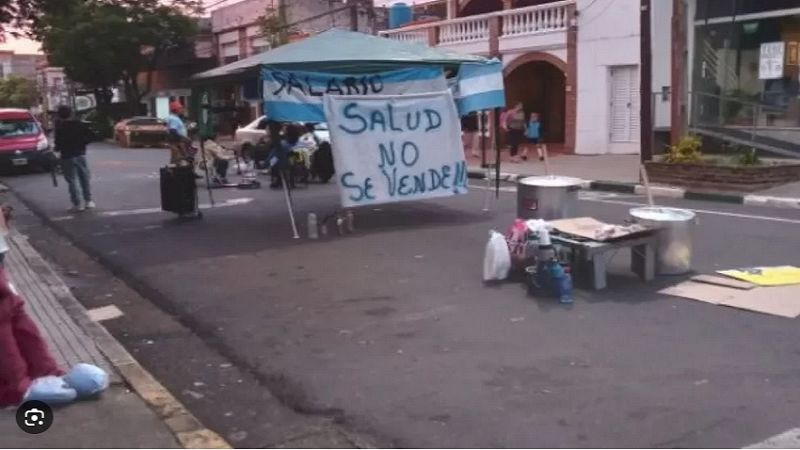 Trabajadores de provincia del noreste argentino toman el Ministerio de Salud