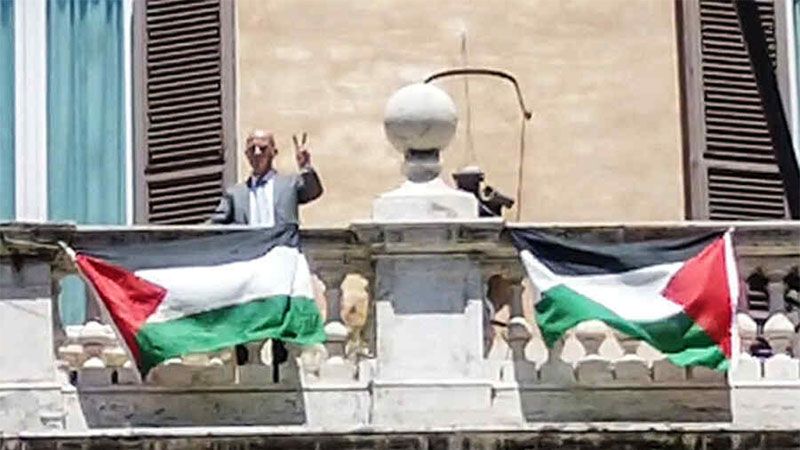 Exdiputado italiano cuelga banderas palestinas en el balc&oacute;n de la C&aacute;mara de Diputados