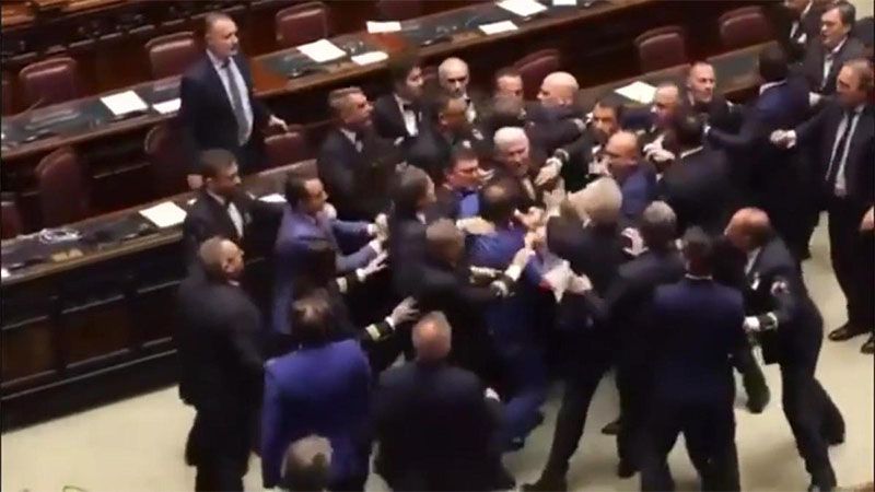 Diputado italiano evacuado en silla de ruedas tras pelea en plena sesi&oacute;n de debate