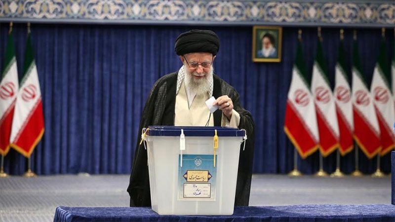 L&iacute;der de Ir&aacute;n deposita su voto en las elecciones presidenciales