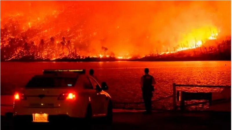 Evacuan a miles de personas por el voraz incendio que avanza sin control en California