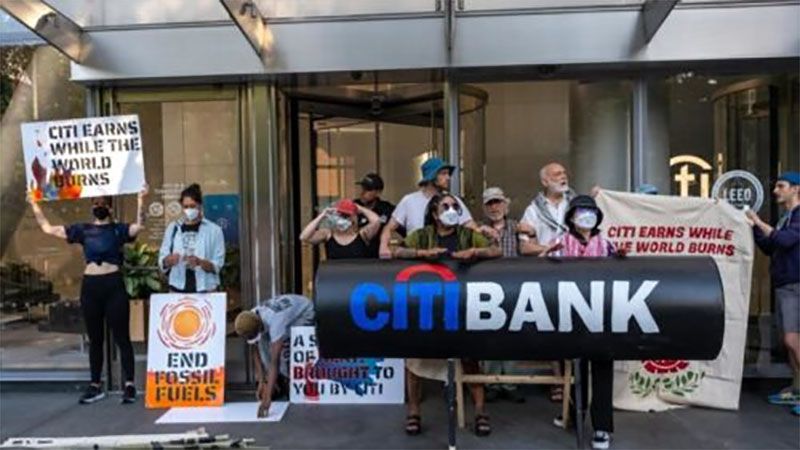 Activistas clim&aacute;ticos arrestados durante una protesta en Nueva York