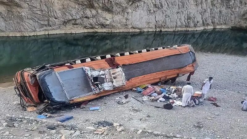 Pakist&aacute;n: M&aacute;s de quince muertos tras caer un veh&iacute;culo por un barranco en la zona de Cachemira